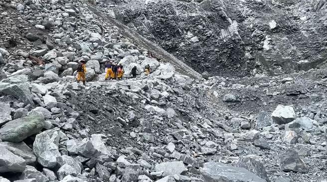 13人名搜救人員今持續徒步挺入中和礦場，將以高繞方式前往目標區域，盼能盡快將失聯的蕭姓工人帶出。（花蓮縣消防局提供／羅亦晽花蓮傳真）