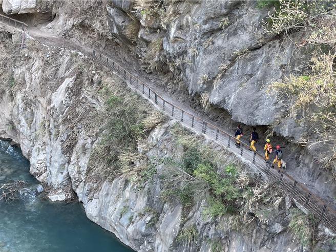 搜救人員今早出動15人1犬，前往砂卡礑步道對0.5K崩壁跟1.8K大水管，持續搜找失聯9天的澳籍新加坡夫妻。（花蓮縣消防局提供／羅亦晽花蓮傳真）