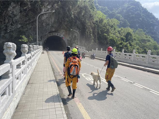 搜救人員今早出動15人1犬，前往砂卡礑步道對0.5K崩壁跟1.8K大水管，持續搜找失聯9天的澳籍新加坡夫妻。（花蓮縣消防局提供／羅亦晽花蓮傳真）