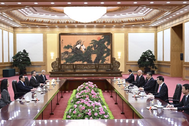 「马习二会」10日在北京人民大会堂东大厅举行，连同王沪寧、蔡奇在内3名政治局常委出席，凸显习近平对马英九的超高规格礼遇。（新华社）

