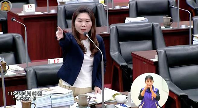 国民党籍高市议员李雅静10日赴议会参加教育部门质询，她要求高雄市政府及所属公务机关不得邀请黄子佼担任活动代言、主持、演讲及出席任何活。（摘自高市议会YOUTUBE直播／洪浩轩高雄传真）