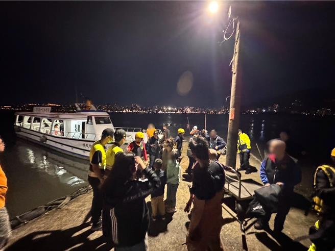 新北市淡水区蓝色公路渡轮昨搁浅，由海巡接送上岸，51名船客昨晚皆已安全上岸。（新北市消防局提供）