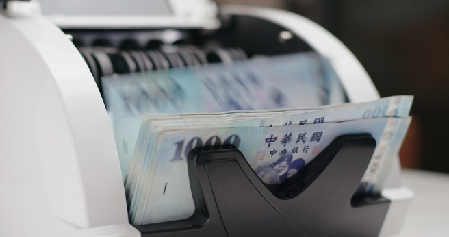 网友曝1行超好赚，亲戚20多岁就开百万名车，引起讨论。 （示意图：shutterstock／达志）