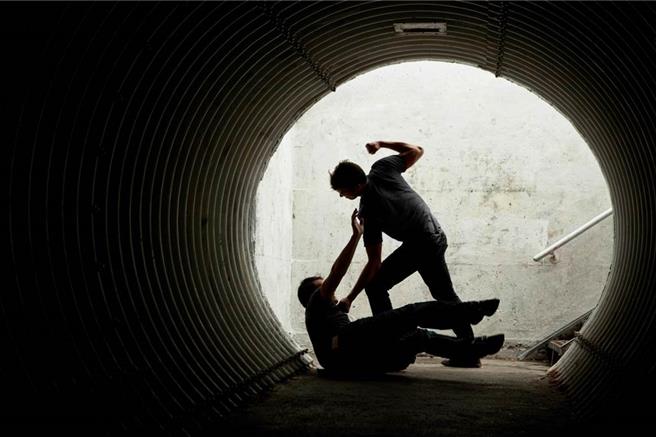 越南男移工爭風吃醋，砍殺同鄉致腸道外露慘死。(圖:shutterstock/達志)