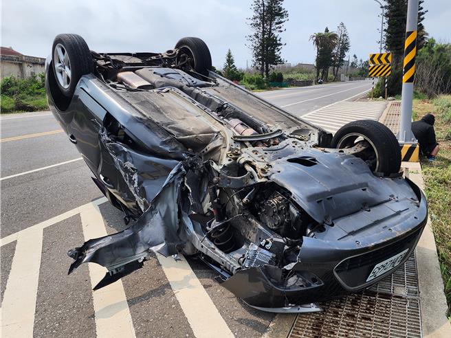 自撞路灯翻覆后却肇逃，车主：是闪狗所导致。（许逸民摄）