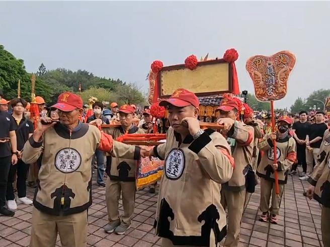 台中大甲鎮瀾宮媽祖11日遶境回鑾停駕即將於今年7月停辦的明道大學，該校為大甲媽祖遶境進香唯一停駕的大學校園，校方學生與教職員組成的志工團熱情表演相迎媽祖。（孫英哲攝）
