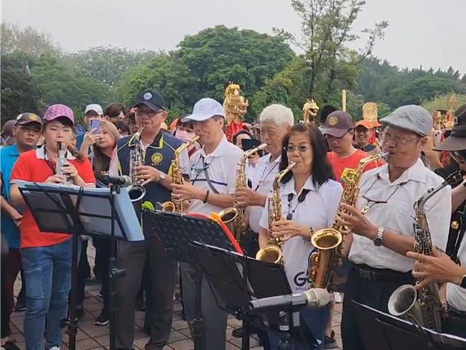 台中大甲鎮瀾宮媽祖11日遶境回鑾停駕即將於今年7月停辦的明道大學，該校為大甲媽祖遶境進香唯一停駕的大學校園，校方學生與教職員組成的志工團熱情表演相迎媽祖。（孫英哲攝）