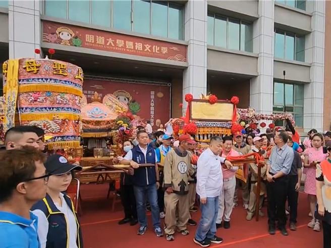 台中大甲鎮瀾宮媽祖11日遶境回鑾停駕即將於今年7月停辦的明道大學，該校為大甲媽祖遶境進香唯一停駕的大學校園，校方學生與教職員組成的志工團熱情表演相迎媽祖。（孫英哲攝）