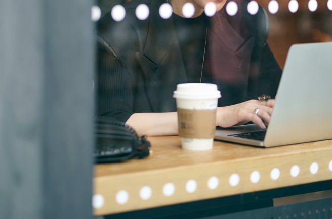 一名男子近日到台北出差，都會到連鎖咖啡店「怡客咖啡」打報告。（示意圖，shutterstock／達志）