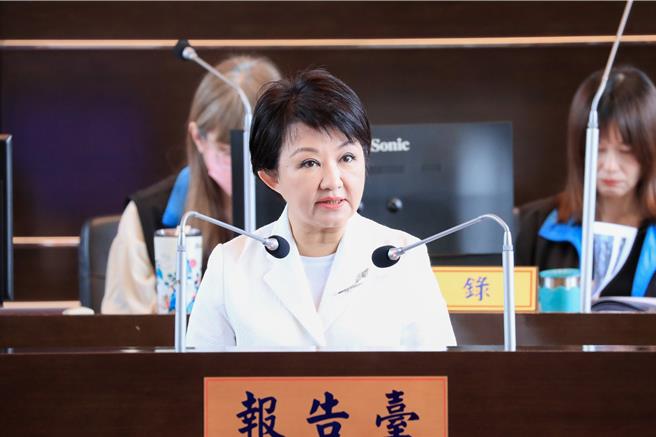 准总统赖清德昨日公布新内阁人选，台中市长卢秀燕11日于议会进行施政总报告表示，新内阁人事与地方息息相关，他表示尊重与祝福，希望中央和地方能建立伙伴关系促进台湾更好，也希望公平施政，中央资源分布不分蓝绿。（林欣仪摄）