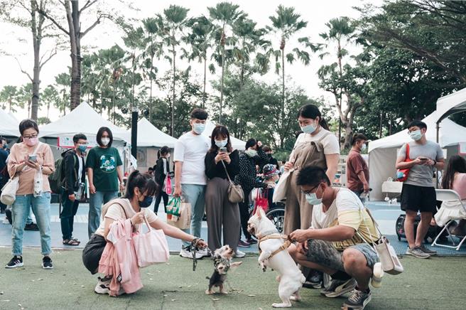 高雄市於2023年首創友善動物「伴bàn」品牌，於城市中推廣各種友善動物行動。（高雄市動保處提供／林雅惠傳真）