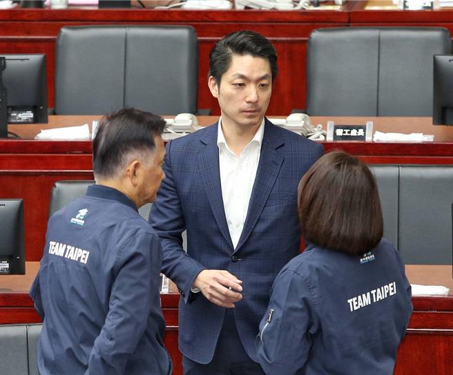 台北市長蔣萬安11日到台北市議會，以「出養童遭居托人員虐待案檢討及策進作為、寶林茶室中毒事件及近期相關食安事件」進行專案報告與質詢答覆。（王英豪攝）