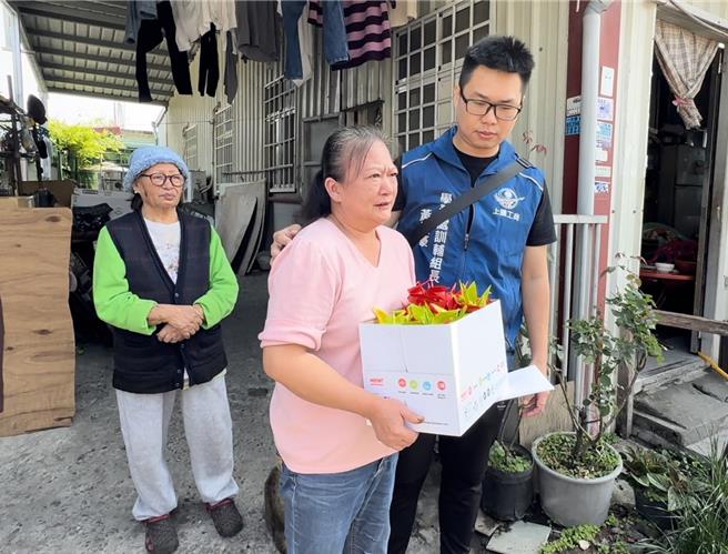 上腾高级工商职业学校餐饮管理科黄姓高三生「安安」，3日前往花莲太鲁阁晶英酒店打工途中，双腿遭落石砸中，正在加护病房与死神拔河，校方今将折好的祝福纸鹤送到安安家中，盼各界集气祈福奇蹟降临。（民眾提供／罗亦晽花莲传真）