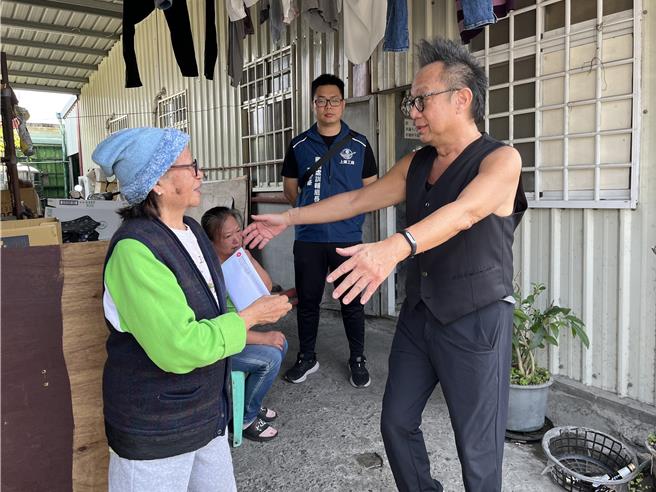 上腾高级工商职业学校餐饮管理科黄姓高三生「安安」，3日前往花莲太鲁阁晶英酒店打工途中，双腿遭落石砸中，正在加护病房与死神拔河，艺人黄大炜（前右）今前往捐款关怀黄家，拥抱安安外婆（前左），给予安慰。（罗亦晽摄）