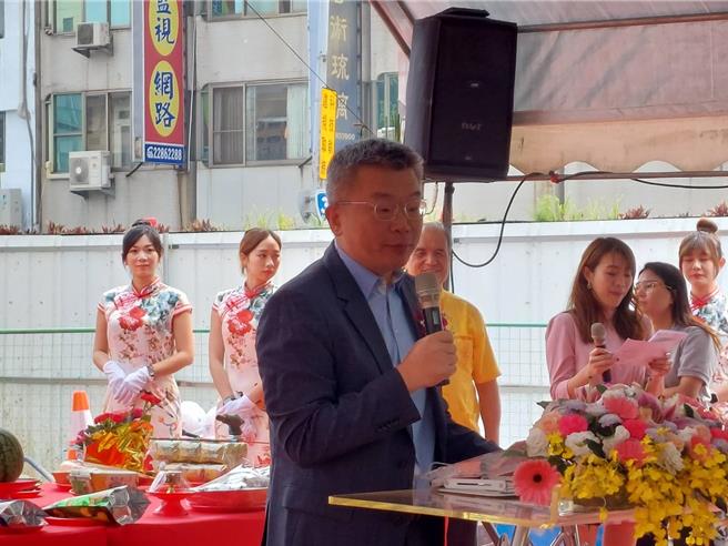 立法委員蔡其昌11日上午出席中興大學活動受訪表示，盧秀彥拿政府預算出訪新加坡，卻不透露會見對象，這是很違反常理，要求盧應「坦然面對」，不要再閃躲。（王煌忠攝）