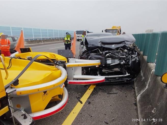 國道3號南向彰化和美路段11日發生BMW X4撞擊內側車道的緩撞車事故，未釀人員傷亡，但BMW車頭毀損嚴重。（警方提供／孫英哲彰化傳真）