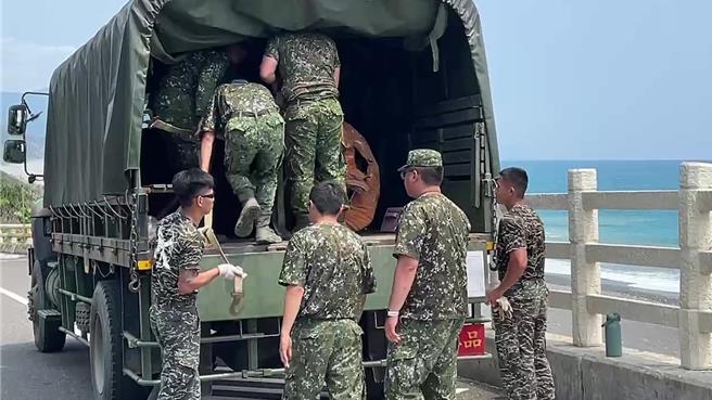 台東民眾今早在南田海邊發現疑似飛彈物體，軍方派人收回殘骸。（蔡旻妤攝）