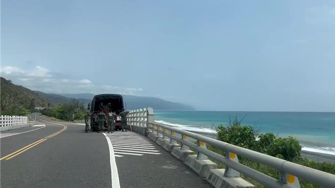 台東民眾今早在南田海邊發現疑似飛彈物體，軍方派人收回殘骸。（蔡旻妤攝）