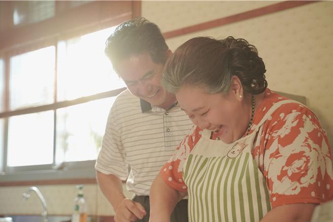 鍾欣凌、洪都拉斯在《我的婆婆2》詮釋超齡的愛。（公視提供）