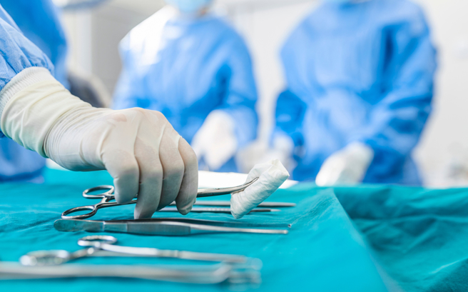 苏一峰表示，病人要开刀之前至少会核对5次身分，直指「医护人力缺乏可能是出事主因」。（图：shutterstock／达志）