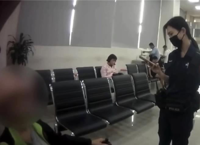 7旬盧姓婦人前往銀行欲臨櫃領款現金35萬元，行員見她提領大筆現金問其用途卻說詞不一，因察覺有異報警協助，警方到場關心，順利阻詐老本。（高雄市警方提供／林雅惠傳真）