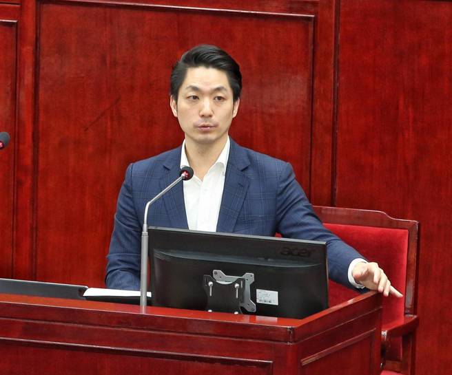 台北市長蔣萬安11日到台北市議會，以「出養童遭居托人員虐待案檢討及策進作為、寶林茶室中毒事件及近期相關食安事件」進行專案報告與質詢答覆。（王英豪攝）