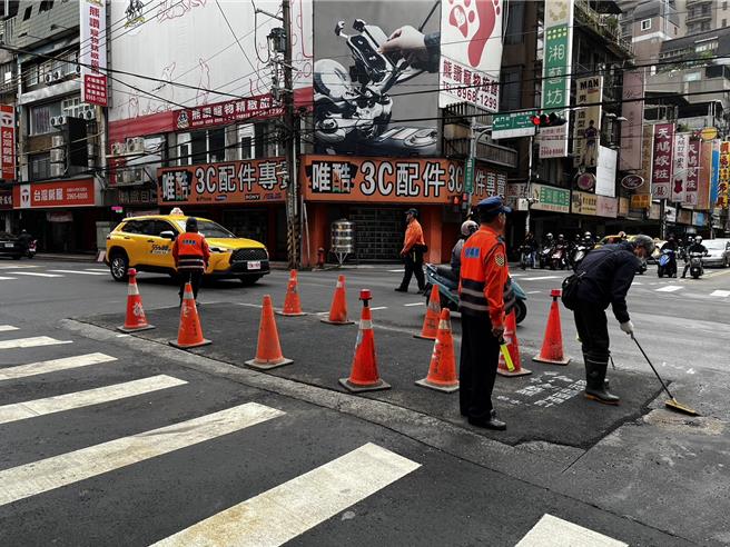 今天清晨路面已回填修復。（新北市消防局提供）