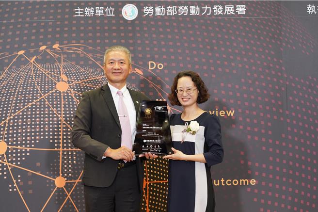 雲嘉南分署TTQS蟬連6度奪金，勞動力發展署長蔡孟良（左）10日頒發金牌雲嘉南分署，由副分署長許慧香（右）代表領獎。（雲嘉南分署提供／張毓翎台南傳真）