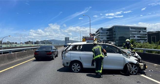 男子从高速公路坠落，原是两车追逐发生车祸，后车驾驶因过失致死遭起诉。（翻摄画面）