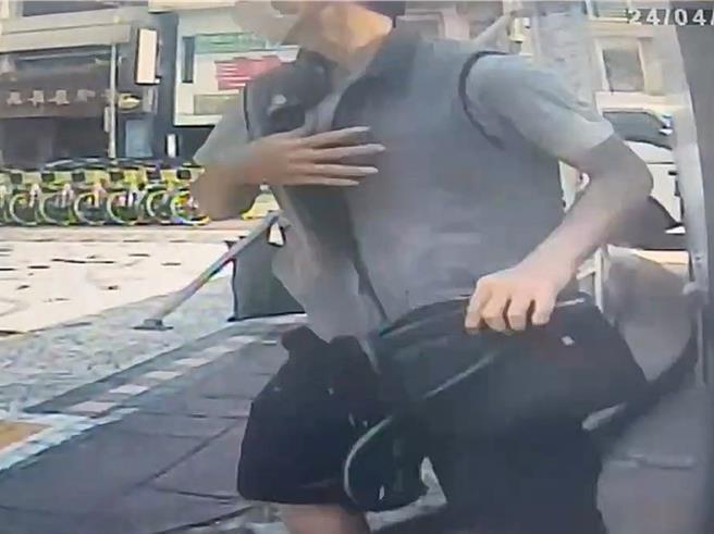 陈嫌利用货车司机临停卸货之际，快速偷走司机放在货车内的包包。（警方提供／孙英哲彰化传真）