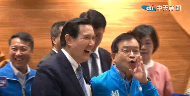 前总统马英九返台在机场发表谈话时，一度提及「「我们都是炎黄子孙，同属中华民国」。结束后被媒体问及是不是又口误，马英九大笑未回答，一旁的立委赖士葆则笑说是「故意的」。（截自中天新闻直播）