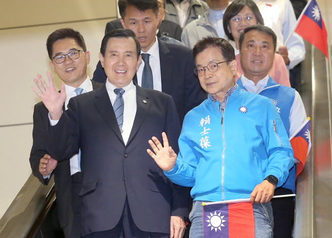 前总统马英九（前排左一）11日结束访问大陆行程搭机返台，立委涂权吉（后排右一）、立委赖士葆（前排右一）及国民党秘书长黄健庭（后排左一）等人前往接机。（范扬光摄）