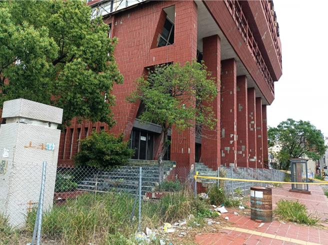 云林县政府与国产署合作将台汽车站开发为「北港转运站」，最后胎死腹中，11日地方民眾表示国产署招租经近2年仍无下文，反成地方脏乱死角，引发民怨。（张朝欣摄）