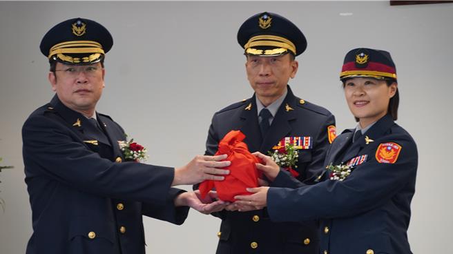 保二第三大队大队长邱忠俊（中）监交，新中队长宋洁芯（右）从原中队长萧弘謚（左）手中接过印信。（宝智华摄）
