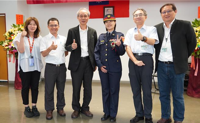 南科厂商代表、管理局官员争相和宋洁芯（右三）合照。（宝智华摄）