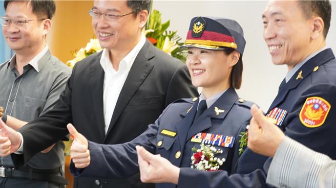 宋洁芯（右二）是南科警察队首名女性中队长，亲和力高。（宝智华摄）