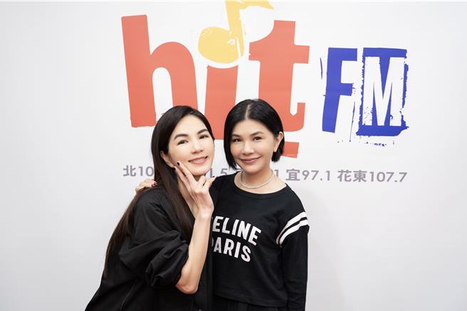 Ella（左）邀张清芳上电台节目受访。（Hit Fm联播网提供）