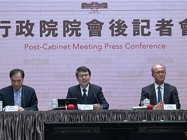 行政院院会今就「0403花莲地震灾后復原重建工作」进行业务报告，行政院发言人林子伦说，依据赈灾基金会统计，昨天为止收到13万笔爱心捐款、总金额达6亿元，将专款专用协助本次受灾地区和灾民。（蔡雯如摄）