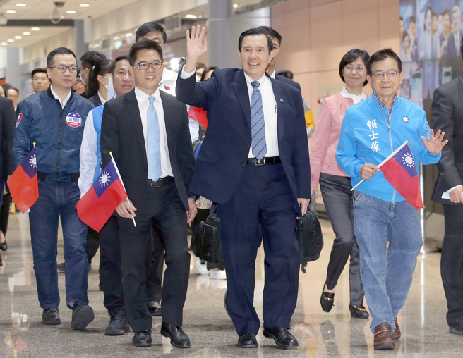 前总统马英九（右二）11日结束访问大陆行程搭机返台，立委赖士葆（右一）、国民党秘书长黄健庭及立委罗智强等人前往接机。（范扬光摄）