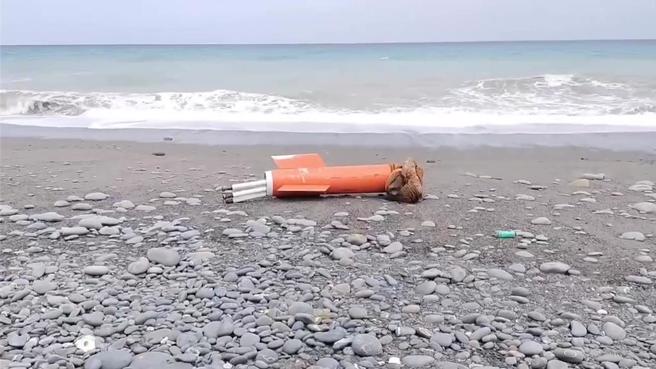 台東縣達仁鄉南田海邊出現疑似靶彈的橘色物體。（民眾提供／蔡旻妤台東傳真）