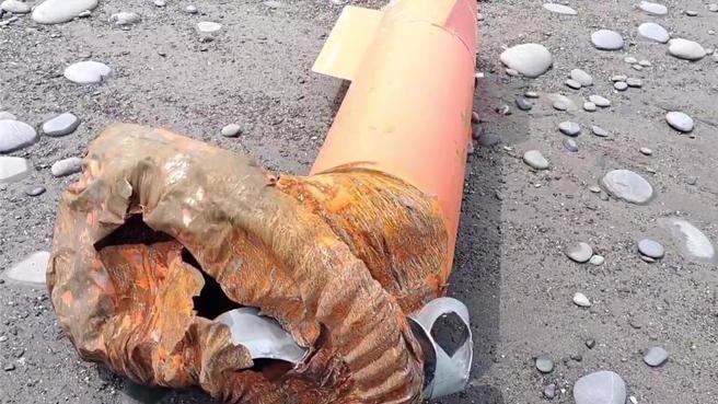 台東縣達仁鄉南田海邊出現疑似靶彈的橘色物體。（民眾提供／蔡旻妤台東傳真）