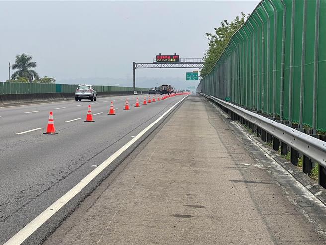 高公局中区养护工程分局自2005年起持续执行「国道让蝶道」的保育政策，蝶量达每分钟250只次以上即配合封闭外侧车道，紫斑蝶致死率已由2005年3％，到2023年已降低至千分之1.49只。（高公局提供）