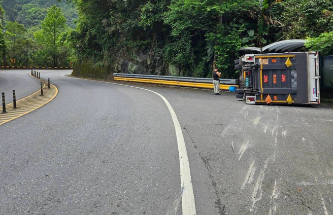 大貨車在財茂彎左轉彎時，不慎失控導致翻車。（翻攝畫面）