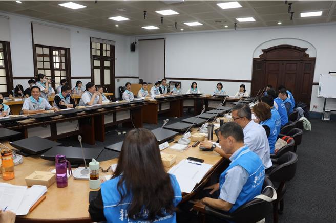 新竹县市整合沟通平台11日举办今年第1次幕僚长会议，竹县府秘书长李安妤与竹市府秘书长张治祥各自率执政团队与会。（新竹县府提供／邱立雅竹县传真）