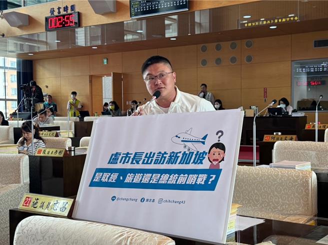 台中市議員施志昌強調，市長盧秀燕此行出訪新加坡是總統前哨站，指參訪有其他目的。（潘虹恩攝）