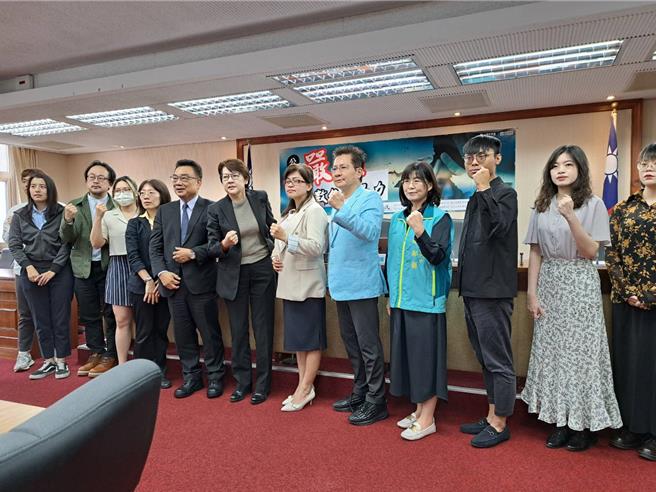 民眾党团11日在立法院举行「严惩儿少数位性暴力」公听会，民眾党副总召黄珊珊、干事长吴春城、立委林国成、麦玉珍等人出席。（实习记者温予菱摄）