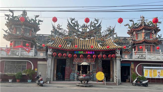 台南後壁下茄苳旌忠廟歷經多年風吹雨打，內殿多處漏水，加上近期遭遇強烈地震，最近廟方管委會計畫重建，卻引起不少信徒反對。（下茄苳旌忠廟提供／張毓翎台南傳真）