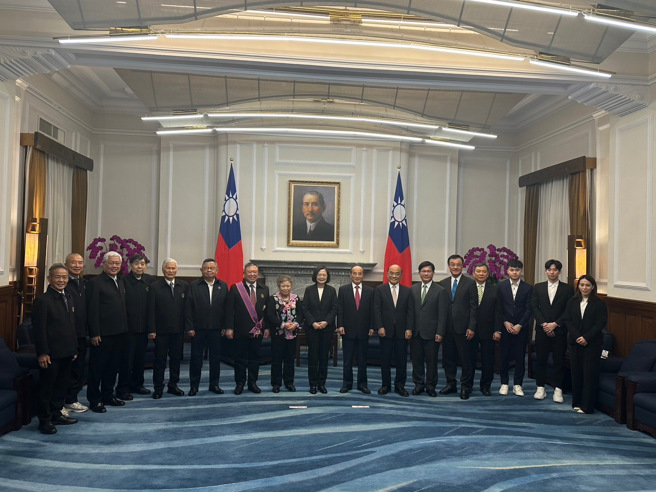 中華奧會主席林鴻道（左7）接受總統蔡英文（中）頒授「一等景星勳章」，表彰他對台灣體育的貢獻。（中華奧會提供）