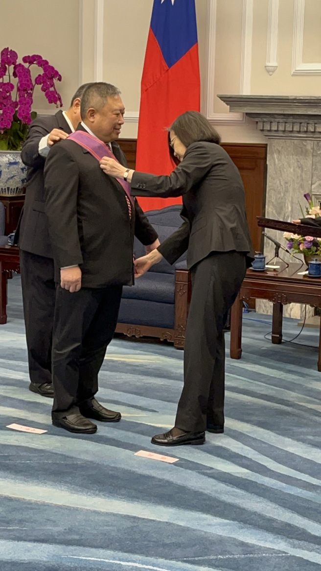 中華奧會主席林鴻道（左）接受總統蔡英文（右）頒授「一等景星勳章」，表彰他對台灣體育的貢獻。（中華奧會提供）