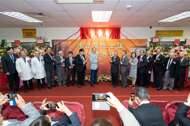 中国医药大学「林昭庚院士楼」，今天（11日）上午举行揭牌仪式，将以林昭庚精神，灌注中西医顶尖学术与临床资源，培养中西医结合的优秀临床医师，并运用AI元宇宙等数位化工具，加速深化中医系在中西医结合的临床研究实力。（中国医药大学提供／王煌忠台中传真）